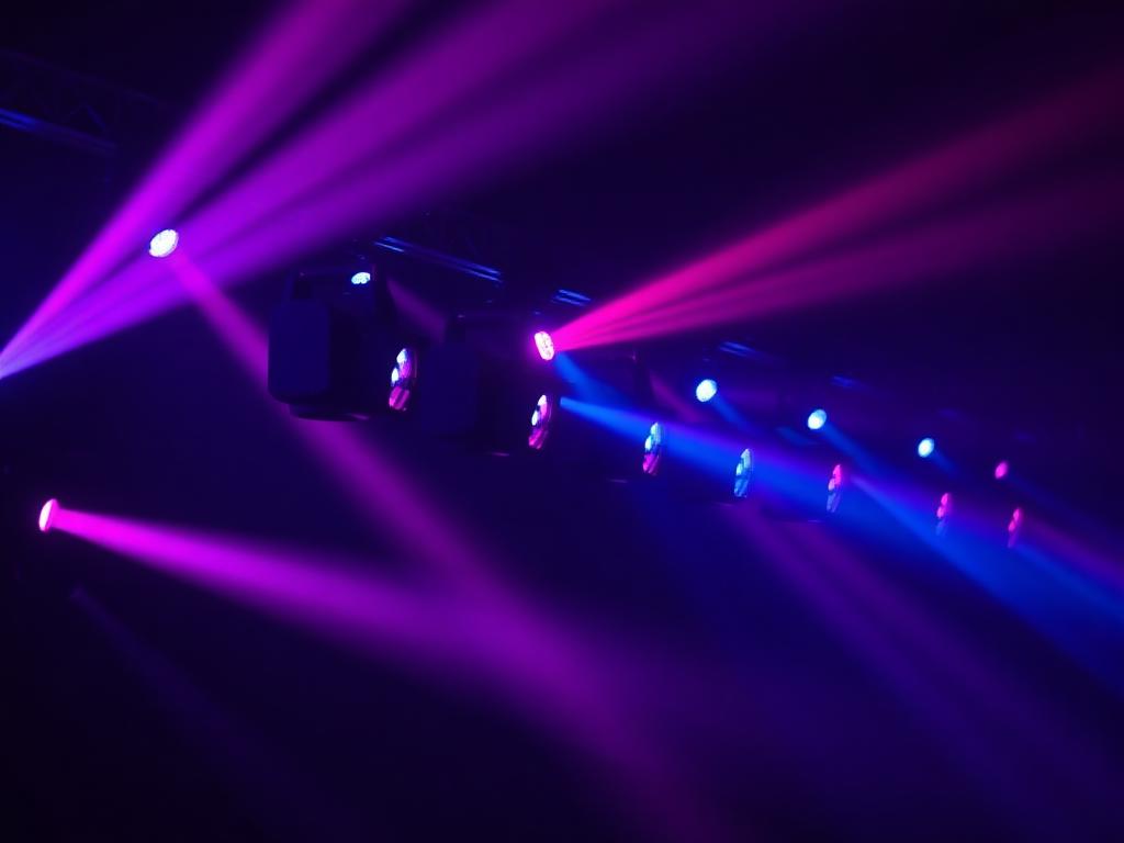 Rij moving head lampen met magenta en blauwe lichtbundels