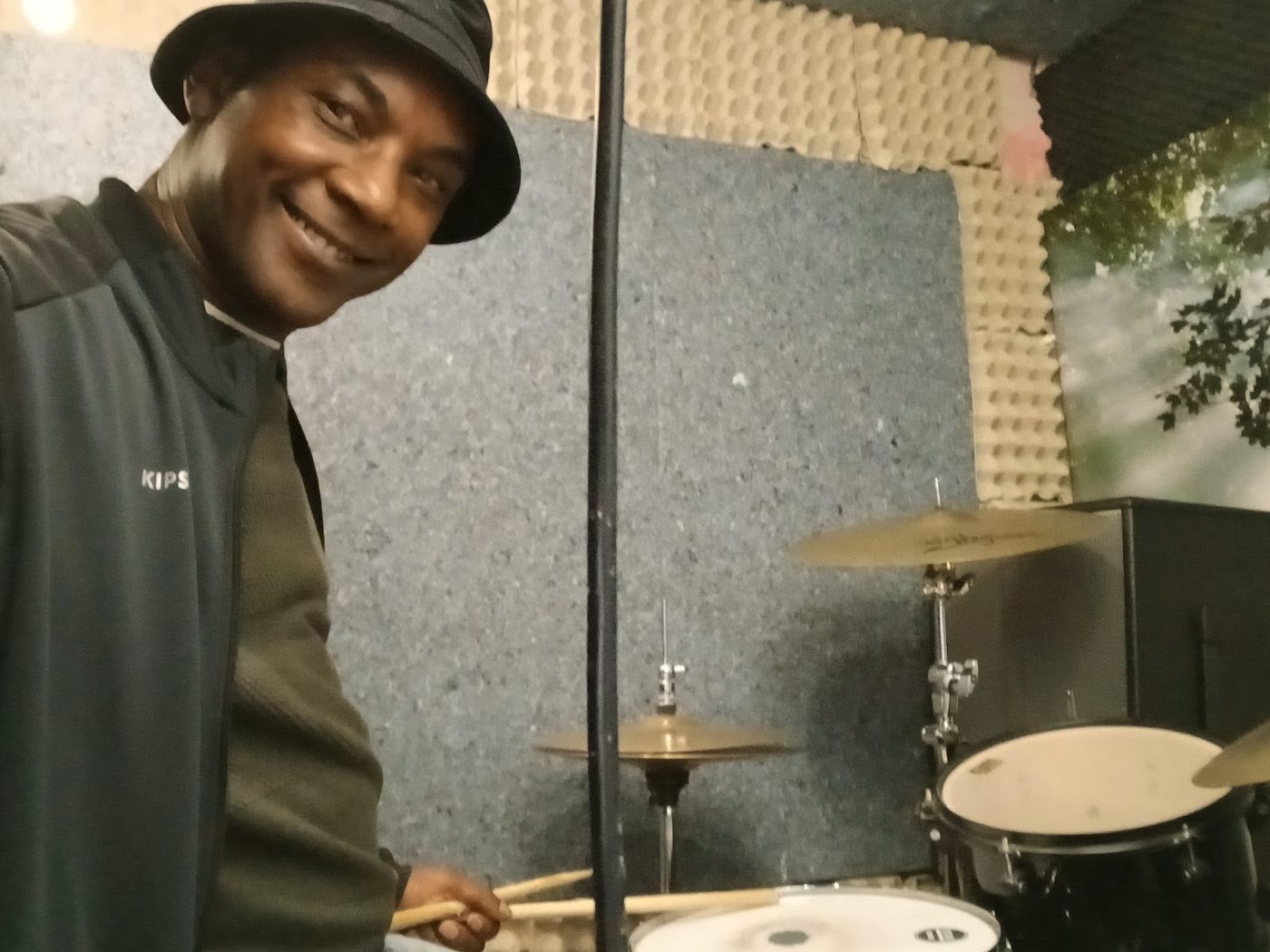 Backline met drumkit tijdens de voorbereiding van een liveoptreden
