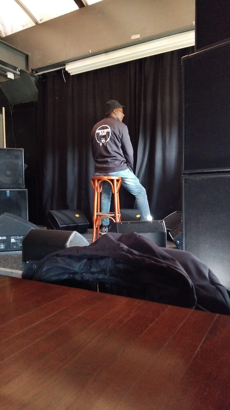 Technicus die de podiumtechniek op locatie opbouwt