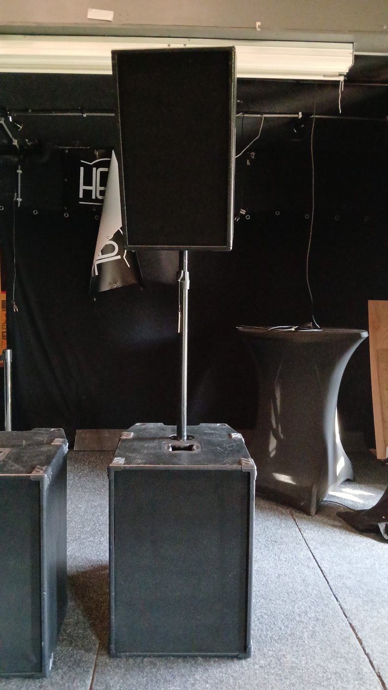 Speaker op standaard met subwoofers klaar voor het evenement